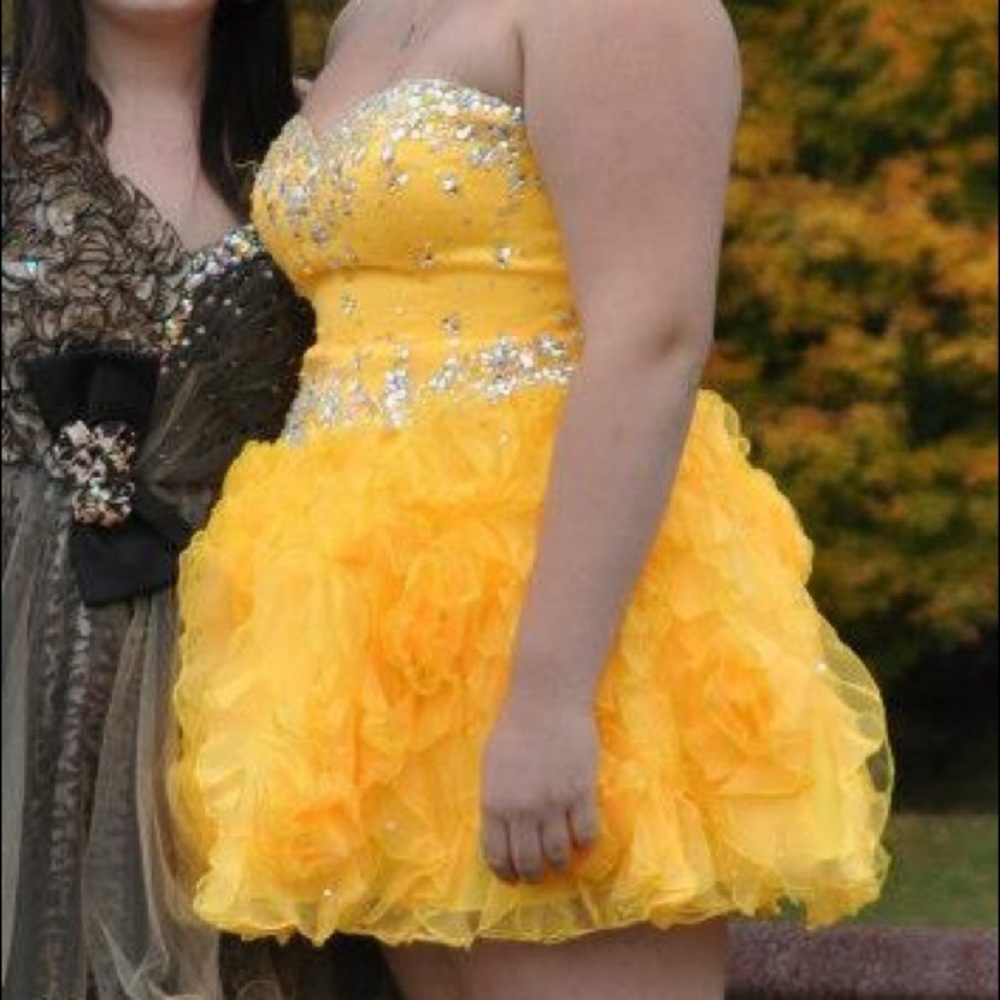 Size 10 yellow Mori Lee strapless homecoming dress